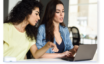 Deux femmes sur ordinateur